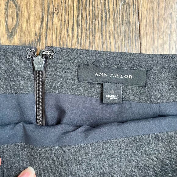 Ann Taylor Classic Charcoal Grey Pencil Skirt Size 0 Wool Blend Back Slit Office - Picture 3 of 9